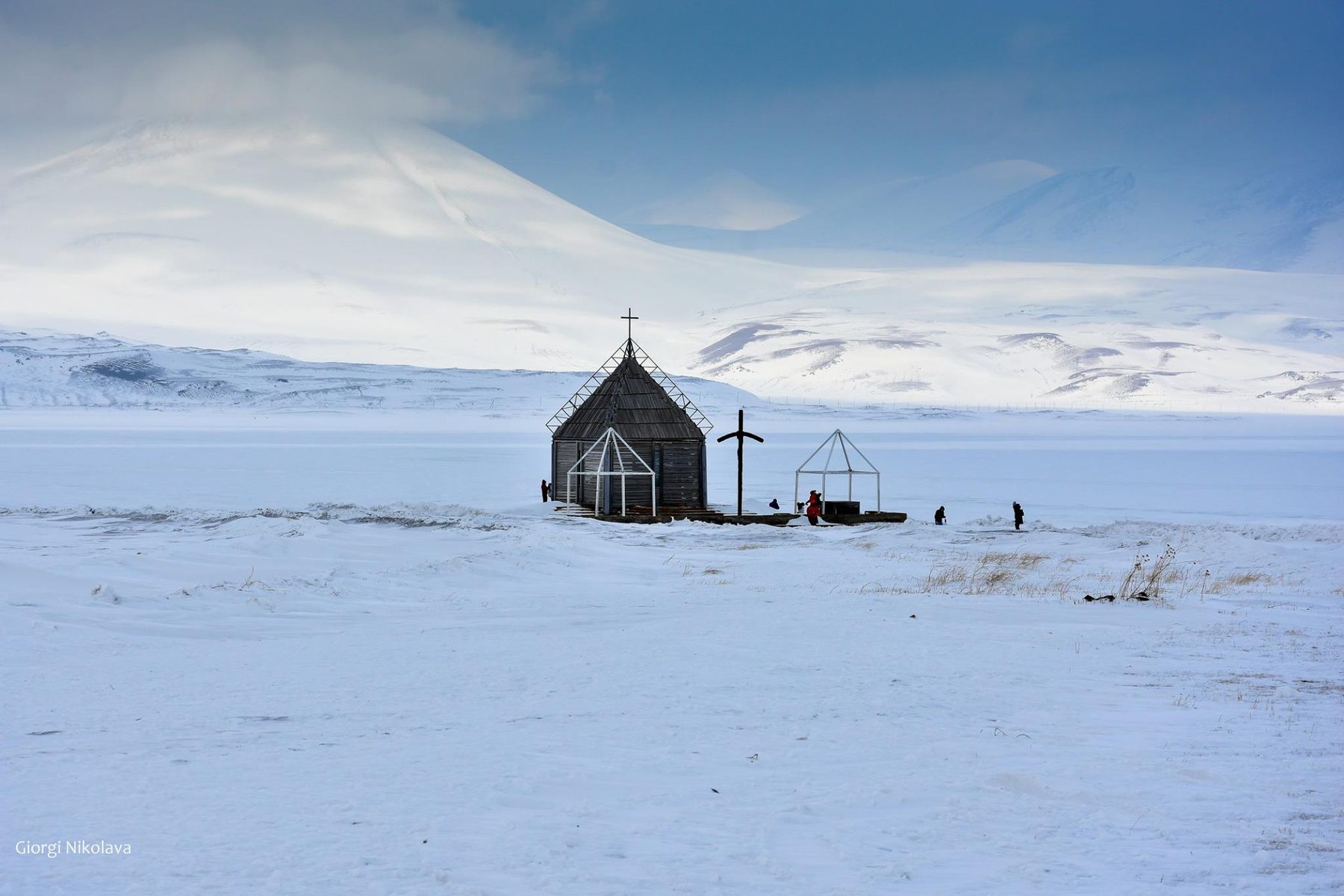 Winterlandschaft am Parawani-See mit kleiner Kapelle bei Poka